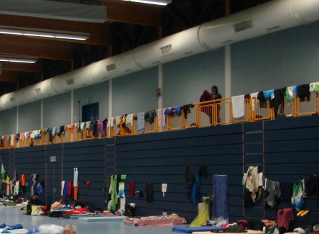 06.08.11: Nach dem Regen wird in der Turnhalle von Wetzlar jede Möglichkeit zum Aufhängen der nassen Kleidung genutzt.