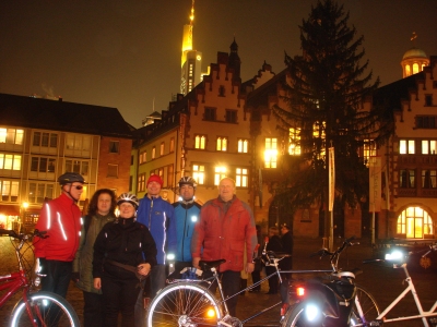 Gemeinsames Foto auf dem Römerberg. Die Weihnachtstanne steht schon.