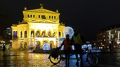 03.01.12: Rima und Andre vor der Alten Oper in Frankfurt.