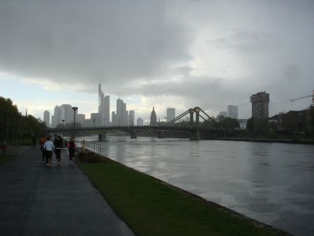 24.04.12 Feierabendfahrt: Sonne und Wolken über der Skyline von Frankfurt.