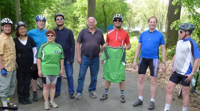 08.05.12: Unsere heutige Gruppe vor der Feierabendfahrt mit den neuen Fahrrad-Shirts für die Berlin-Fahrt.