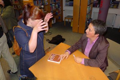 10.05.12: Auch Rima bekommt eine persönliche Widmung in ihr Buch geschrieben.