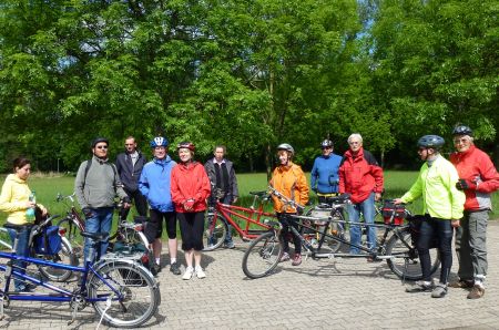 1305.12: Unsere Gruppe auf den Weg zur Gänsbrüh, Pause in Heusenstamm.