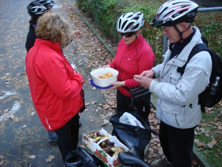 09.10.12: Vor der Fahrt gibt es selbstgemachte Pizzaschnecken.