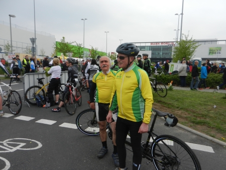 Gerhard und Peter beim Radrennen in Frankfurt.