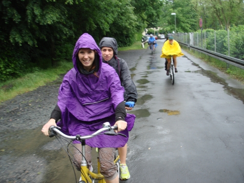 Trotz Regen fahren 4 Tandems eine Mini-Runde vor dem Grillfest.