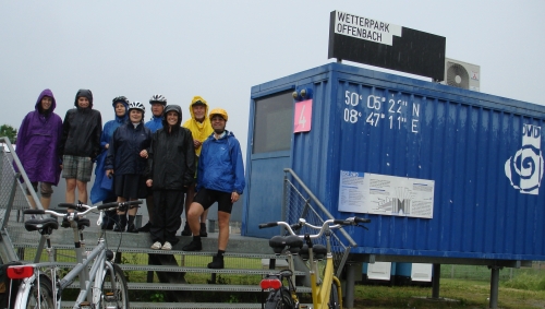 Acht nasse Tandemfahrer am Wetterpark Offenbach.