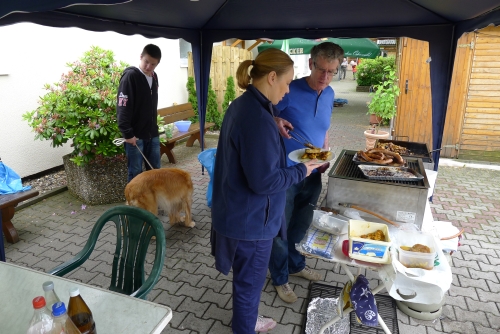 Der Grill stand geschützt unter einem Schirm.