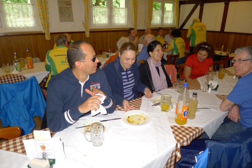 Zunächst saßen die meisten noch im Saal.