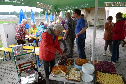 Nach dem Grillen wurde das Kuchen-Buffet aufgebaut.