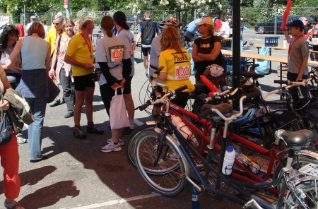 Die Tandemfahrer und begleitende Freunde bei Gesprächen nach dem Rennen