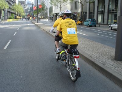 Wir fahren über abgesperrte Straßen in Frankfurt.