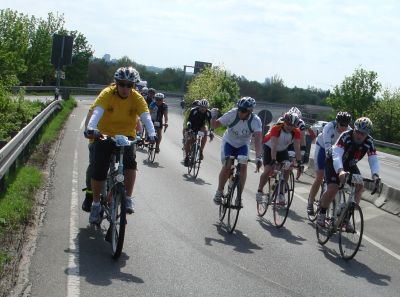 Immer wieder feuern uns überholende Radfahrer an. 