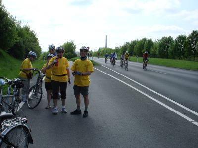 Unsere Gruppe bei einer Pause am Straßenrand.