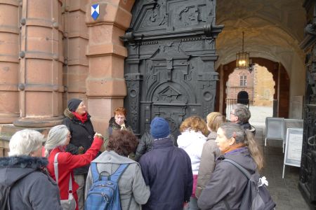 Unsere Gruppe besichtigt das große Tor am Schloßeingang.