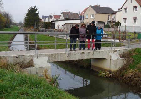 Wanderer auf einer Brücke: Ist das Öl, dort im Wasser?