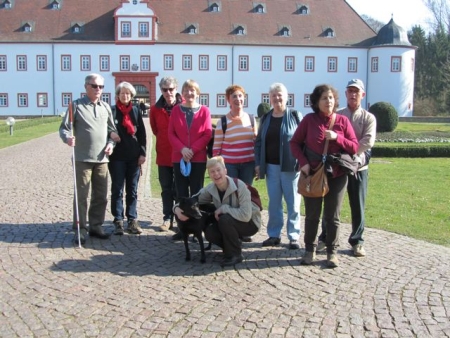 09.03.14: Unsere Wandergruppe vor dem Heusenstammer Schloß