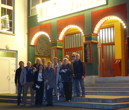 14.03.14: Unsere Gruppe am Eingang des Theaters