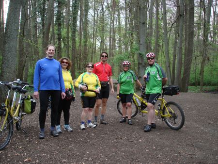 04.04.14: Feierabendfahrer am Königsbrünnchen im Frankfurter Stadtwald.