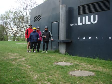 Wir stehen auf der Rückseite des schwimmenden Restaurants im Lilu.