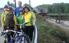 30.04.14: Unsere Tandemgruppe vor der Carl Ulrich Brücke.