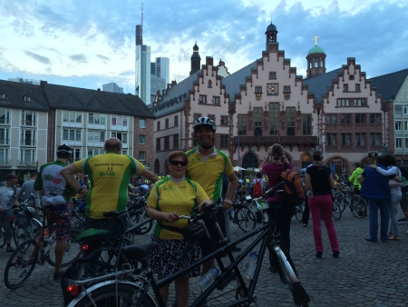 06.0914: Wir warten auf dem Roemer auf den Start der Bike-Night.