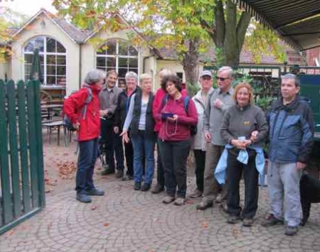 Gruppenbild vor der Brauerei Klein.