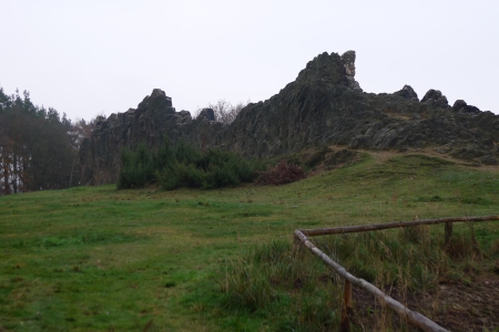 Die Eschbacher Klippen mit Wiese davor.