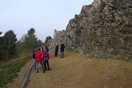 Unsere Gruppe vor den Eschbacher Klippen auf der Wald-Seite.