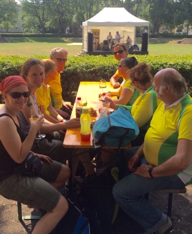 05.07.15: Unsere Tandem-Gruppe bei Wein und Gesang