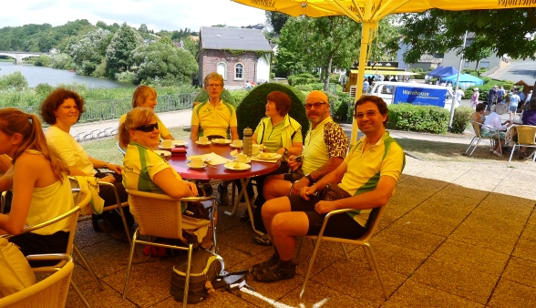 18.07.15: Unsere Gruppe bei Kaffee und Kuchen auf der Terrasse