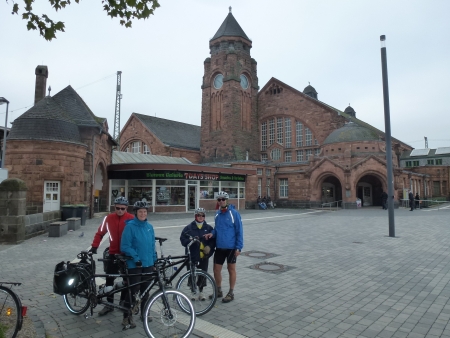 Peter, Petra, Rima und Andre vor dem schönen Gebäude des Gießener Hauptbahnhofs.