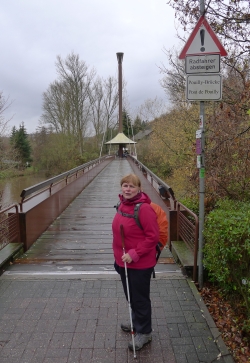 Die auffällig gestaltete Pouilly-Brücke.