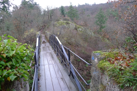 Unser Wanderweg über eine schmale Brücke zwischen zwei Felsen.