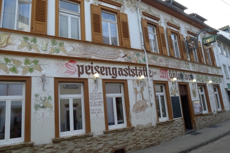 Usere Hotel mit einer schönen, bunt bemalten Außenfassade.