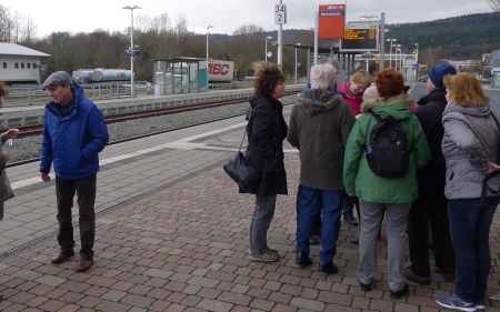 Unsere Gruppe trifft sich am Bahnhof in Michelstadt.