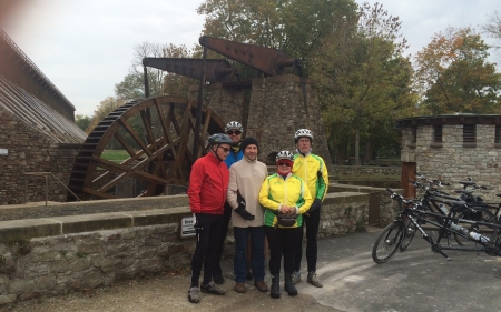 Unsere Gruppe vor dem Gradierwerk 3 in Bad Nauheim.