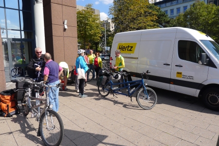 Wir laden die Tandems in Freiburg aus dem Transporter.