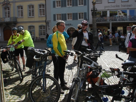 Nach kurzem Aufenthalt in Freiburg sammeln wir uns zur Fahrt nach Kenzingen.