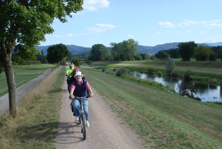 Wir fahren lange auf dem Elz-Damm, immer an der Elz entlang.