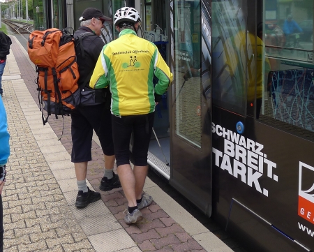 Wir begleiten unsere Mitfahrer beim Abschied bis zur Bahn. 