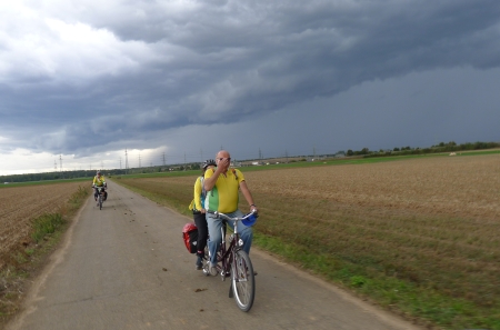 Kurz vor Heidelberg: ein Gewitter näherte sich mit drohend dunklen Wolken.