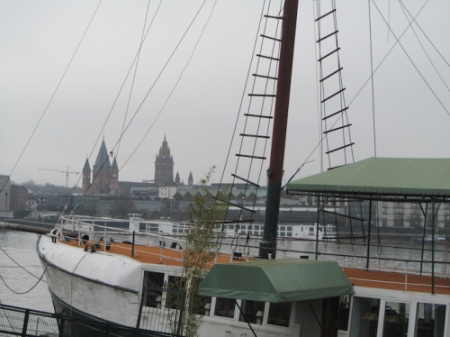 Dreimaster im Rhein, im Hintergrund der Mainzer Dom