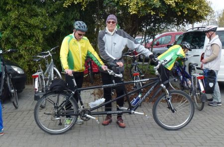 10.04.16: Heidi und Peter stehen an ihrem Tandem.