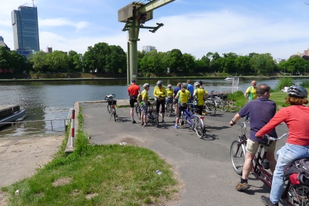 Unsere Tandemfahrer am alten Fähranleger in Frankfurt-Fechenheim