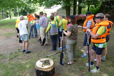 Unsere Gruppe beim Probe-Paddeln an Land