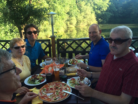 Wir sitzen am Grünen See und lassen es uns schmecken.