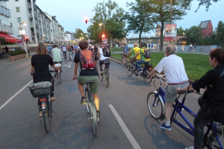 Die Radfahrer rollen nach der Start-Kundgebung zur Aufstellung.