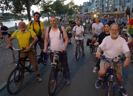 Unsere Gruppe inmitten der 3000 Radfahrer unmittelbar vor dem Start.