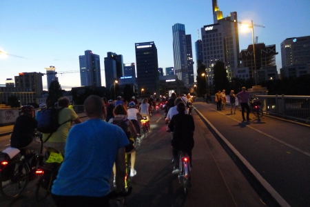 Die gesamte Untermainbrücke gehört den Radfahrern.